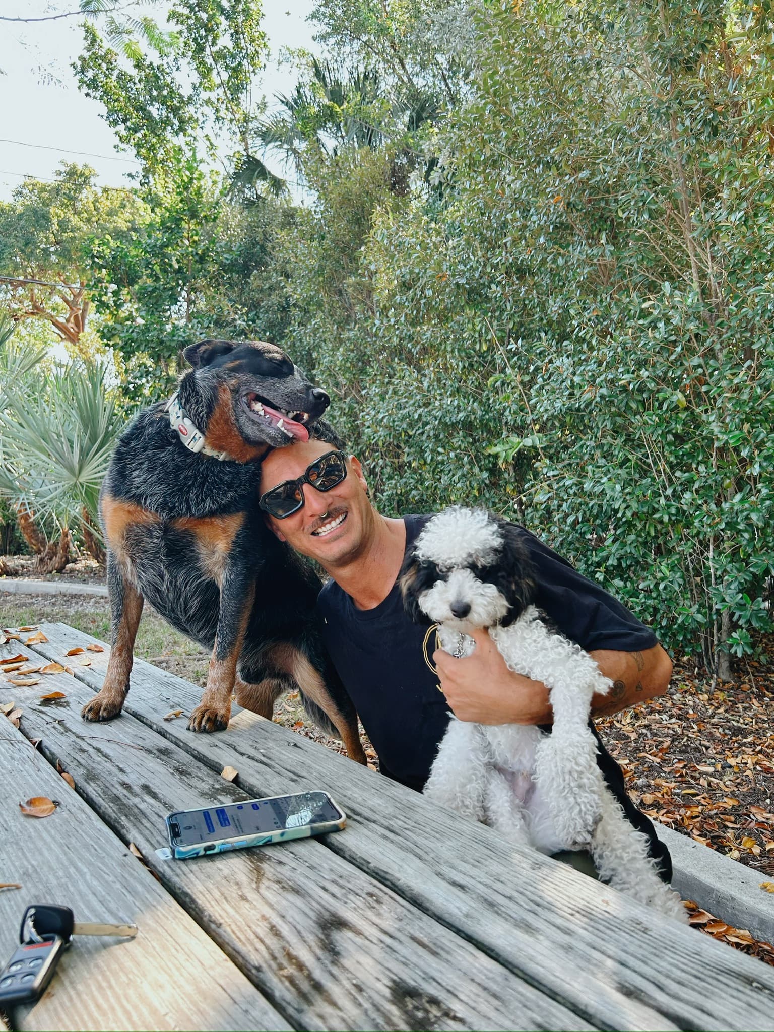 Emmanuel Dedovich con perros