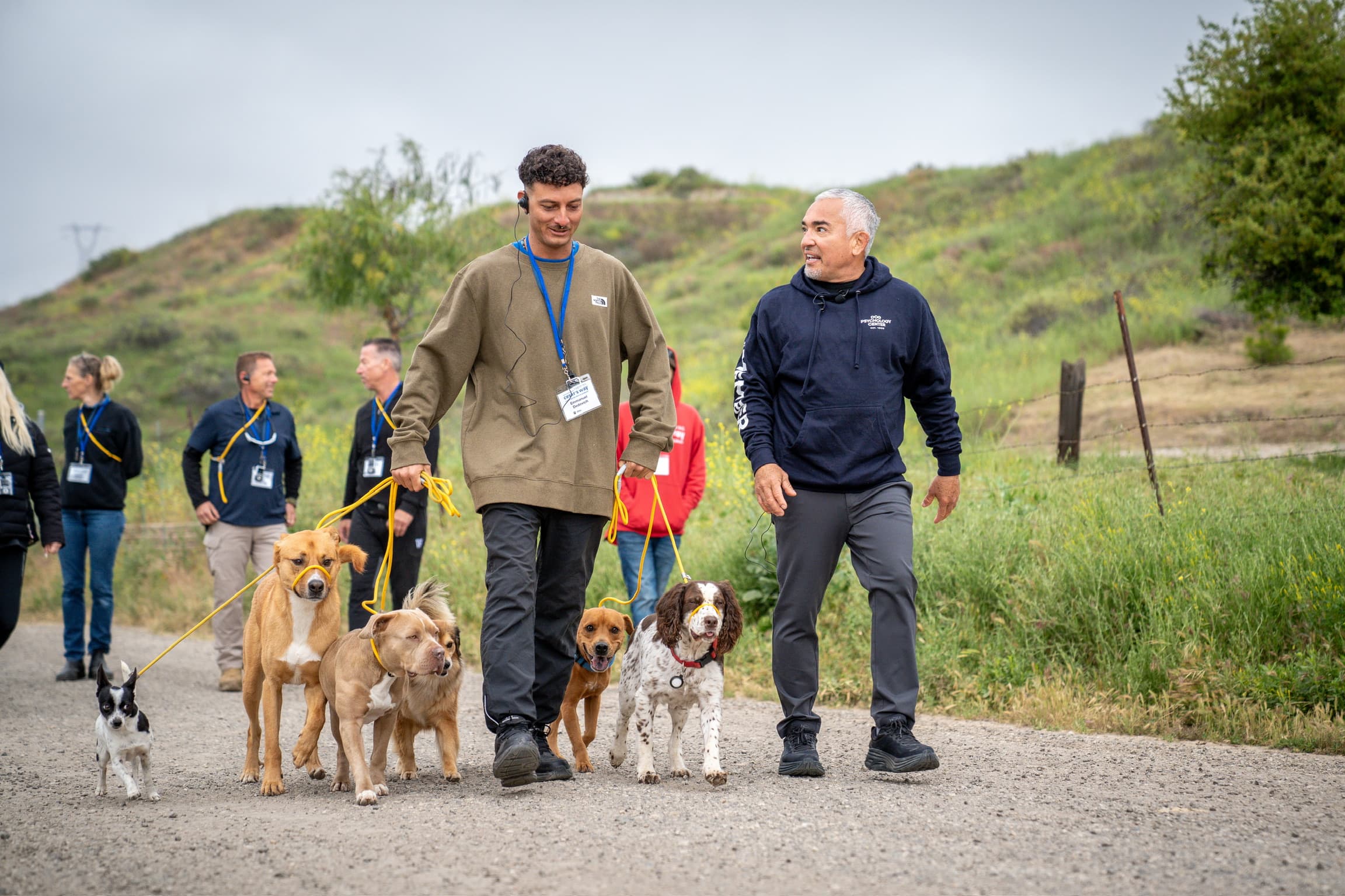 Emmanuel caminando con César Millán