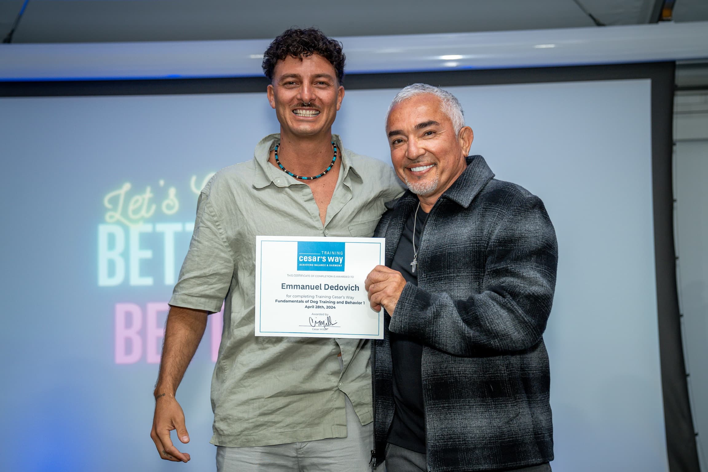Emmanuel con diploma de César Millán